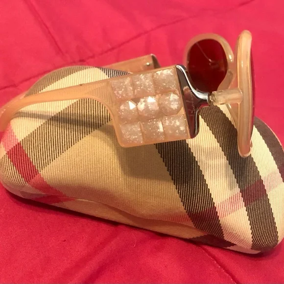 Burberry sunglasses in case - Picture 5 of 7